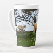 平和な田舎に住む子牛が二頭 カフェラテマグ (左アングル)