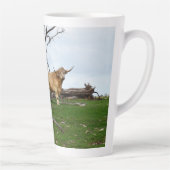 平和な田舎に住む子牛が二頭 カフェラテマグ (右)