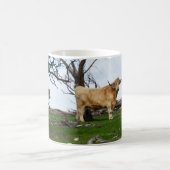 平和な田舎に住む子牛が二頭 コーヒーマグカップ (中央)