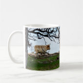 平和な田舎に住む子牛が二頭 コーヒーマグカップ (左)