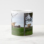 平和な田舎に住む子牛が二頭 ジャンボコーヒーマグカップ (正面)