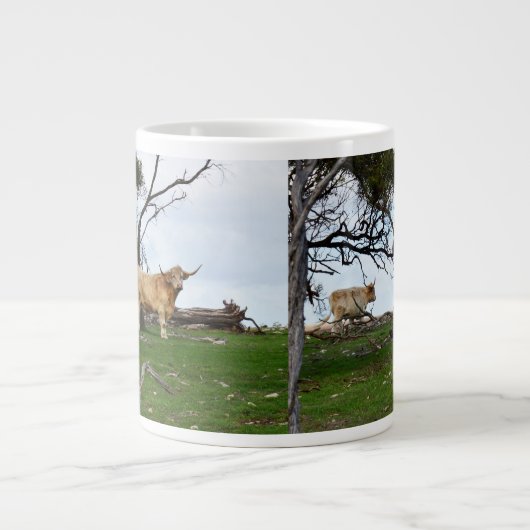 平和な田舎に住む子牛が二頭 ジャンボコーヒーマグカップ (正面)