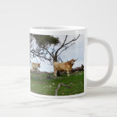 平和な田舎に住む子牛が二頭 ジャンボコーヒーマグカップ (右)