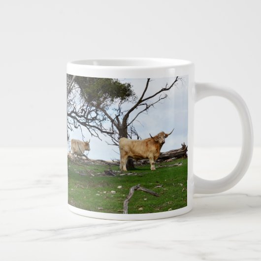 平和な田舎に住む子牛が二頭 ジャンボコーヒーマグカップ (右)