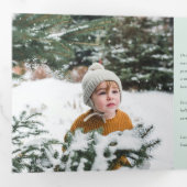 平和な雪の松のクリスマスツリーの贈り物 3枚の写真 三つ折りクリスマスカード (内部最初)