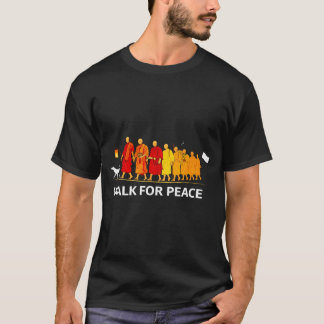 平和のために歩く僧侶とアロカ犬の散歩P Tシャツ