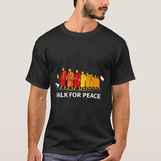 平和のために歩く僧侶とアロカ犬の散歩P Tシャツ (正面)