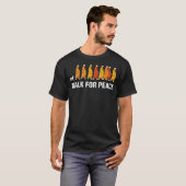 平和のためのウォーク 犬好きの仏僧の散歩 Tシャツ (正面フル)