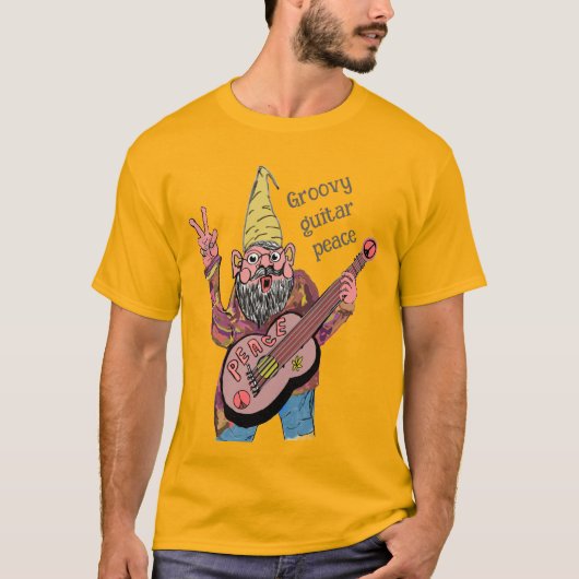 平和のギターを持つ奇想天外なノーム、グルーヴィーな60年代の雰囲気 Tシャツ (正面)