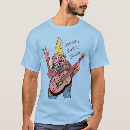 平和のギターを持つ愛らしいノーム、グルーヴィーな60年代の雰囲気 Tシャツ (正面)
