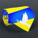 平和の鳩ウクライナ国旗の色ネックタイの自由 ネクタイ<br><div class="desc">ウクライナ国旗 – 平和の鳩 – 自由 – 平和サポート – 連帯 – ウクライナ国旗 – 共に強い – 自由の勝利！世界をより良い場所にしよう – みんなで一緒に！より良い世界が始まる – 依存 – あなたにも必要！1000以上のZazzle製品に転送できる。カスタマイズツールを使用して、要素/文字のサイズ変更、移動、削除、追加。我々はウクライナと共に立つ！</div>