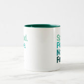 平和を広げる恐怖ではなく緑のタイポグラフィ ツートーンマグカップ (中央)