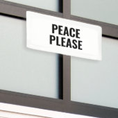 平和を願う白と黒の文字アンチ戦争抗議 横断幕 (ビルの外側)