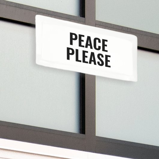 平和を願う白と黒の文字アンチ戦争抗議 横断幕 (ビルの外側)