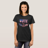 平和アメリカ国旗のシャツに投票 Tシャツ (正面フル)