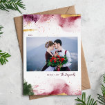 平和アートと喜びの写真 シーズンカード<br><div class="desc">カスタムモダンカスタマイズ用のDIYテンプレート付きクリスマスフォトシンプルカードを印刷。このアートデザインは抽象芸術絵を描(ばちゃばちゃ)跳ねるの背景をバルガンディ、グリーン、金ゴールドの色合いで持つ。家族の写真、個人的なあいさつ、名前、年を追加する。デザインツールを使用してフォントと色を編集する。裏面には宇宙を追加する写真と文字。</div>