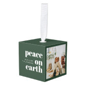 平和オン・アースパーソナライズされたスモダン・クリスマスグリーン キューブオーナメント (正面アングル)