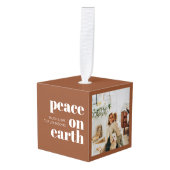 平和オン・アースパーソナライズされたスモダン・クリスマス キューブオーナメント (正面アングル)