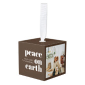 平和オン・アースパーソナライズされたブラウンモダンクリスマス キューブオーナメント (正面アングル)