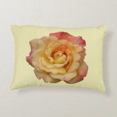 平和バラ美しいピンクと黄色のフローラ アクセントクッション (裏面)