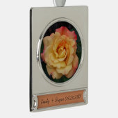 平和バラ美しいピンクと黄色のフローラ シルバープレートバナーオーナメント (右)