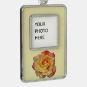 平和バラ美しいピンクと黄色のフローラ シルバープレートフレームオーナメント (右)
