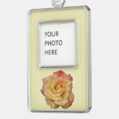 平和バラ美しいピンクと黄色のフローラ シルバープレートフレームオーナメント (左)