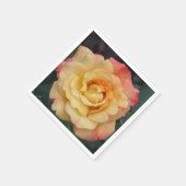 平和バラ美しいピンクと黄色のフローラ スタンダードカクテルナプキン (角)