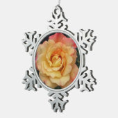 平和バラ美しいピンクと黄色のフローラ スノーフレークピューターオーナメント (右)