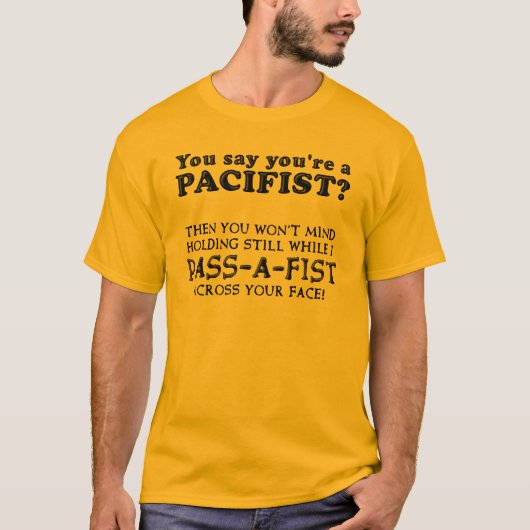 平和主義者のパスは拳の面白いTシャツ Tシャツ (正面)