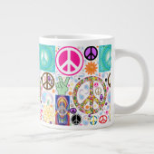平和及びペイズリーのコラージュ ジャンボコーヒーマグカップ (右)