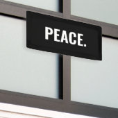 平和白黒文字ミニマルアンチ戦争 横断幕 (ビルの外側)