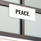 平和白黒文字ミニマルアンチ戦争 横断幕 (ビルの外側)