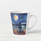 平和的ヨガメディテーション月明かりの空海ビーチ カフェラテマグ (右)