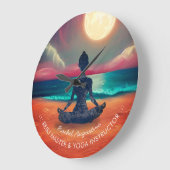 平和的ヨガメディテーション月明かりの空海ビーチ ラージ壁時計 (傾斜)