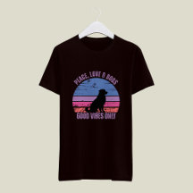 平和、愛、犬のTシャツ、レトロな夕焼けのTシャツ