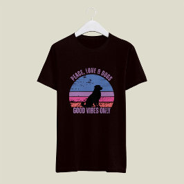 平和、愛、犬のTシャツ、レトロな夕焼けのTシャツ Tシャツ