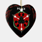 「平和:盾エンブレム付き」アートプリント セラミックオーナメント (右)