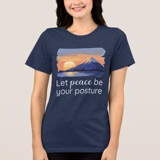 平穏な夕日の富士山 ポーズは平和であれ トライブレンドTシャツ (正面)