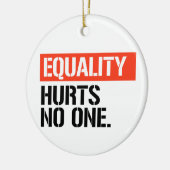 平等は誰にも害を与えない セラミックオーナメント (左)