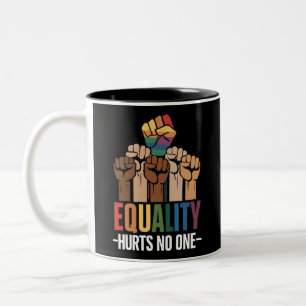 平等は誰にも害を与えない LGBTQプライド 人権 ツートーンマグカップ