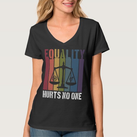 平等は誰も愛国的なLGBTQプライドの権利を傷つける Tシャツ (正面)