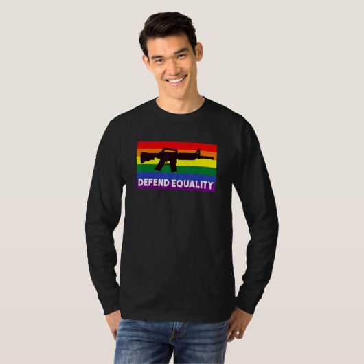 平等LGBTゲイ旗アサルトライフルを守る Tシャツ (正面フル)