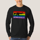 平等LGBTゲイ旗アサルトライフルを守る Tシャツ (正面)
