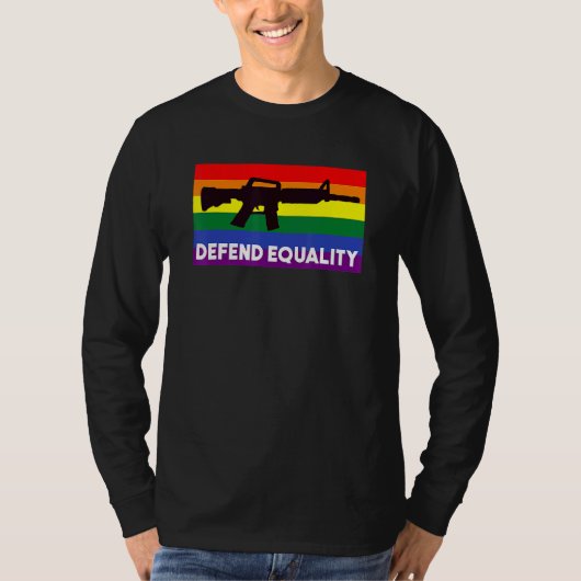 平等LGBTゲイ旗アサルトライフルを守る Tシャツ (正面)