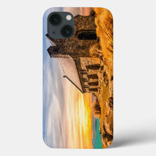 平野の古い古代教会 iPhone 13ケース