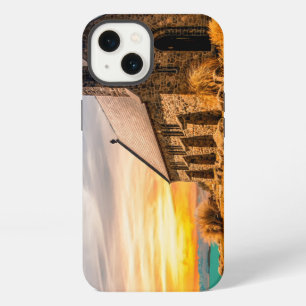 平野の古い古代教会 iPhone 13ケース
