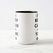 平静およびYarkを保って下さい! ツートーンマグカップ (中央)