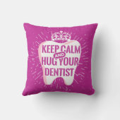 平静を保ち、あなたの歯科医を抱き締めて下さい クッション (裏面)