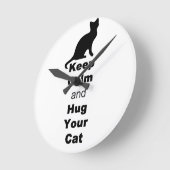 平静を保ち、あなたの猫を抱き締めて下さい ラウンド壁時計 (傾斜)